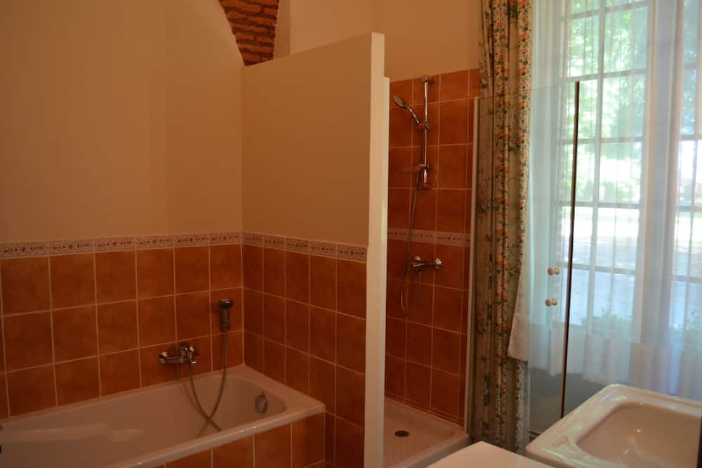 Photo of Bathroom in Courgenay