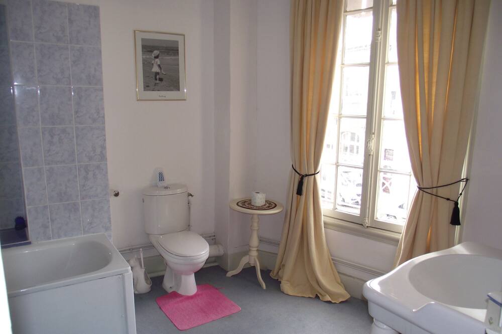 Photo of Bathroom in Moyenneville