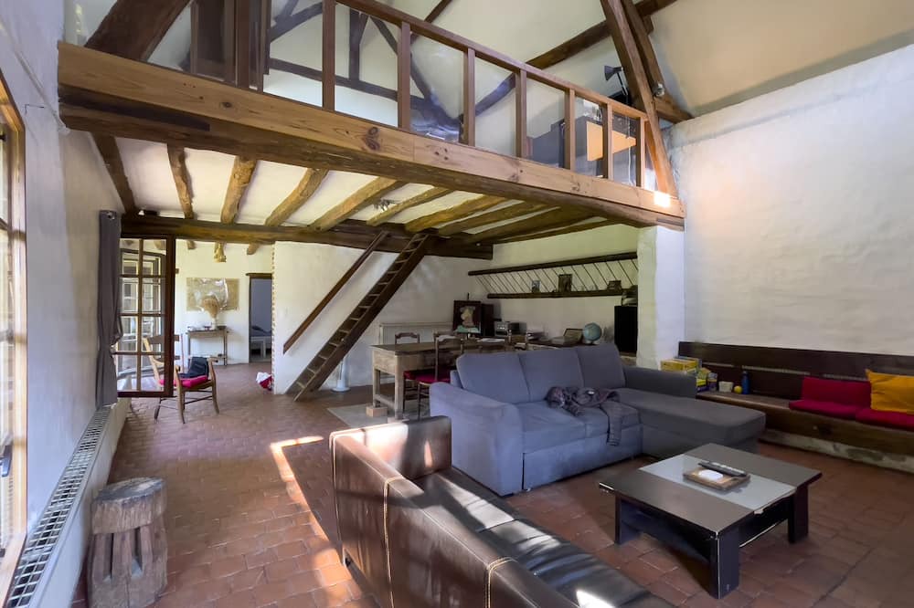 Photo of Livingroom in Cernoy