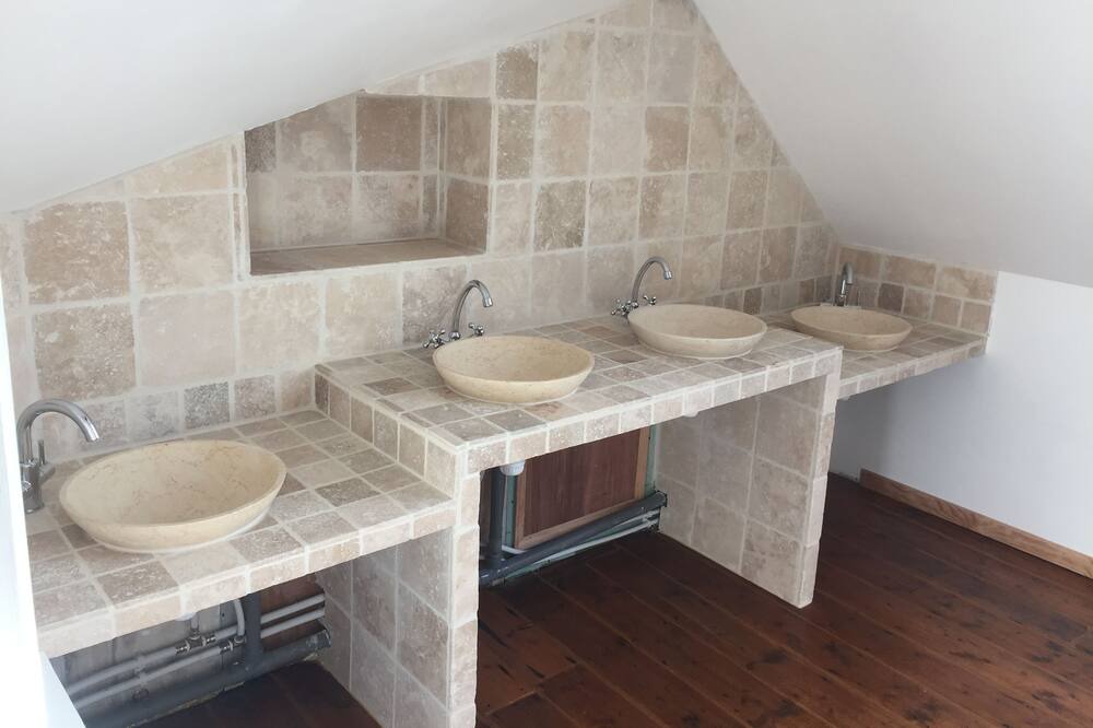 Photo of Bathroom in Croix-Moligneaux