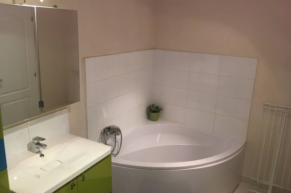 Photo of Bathroom in Thiveral-Grignon