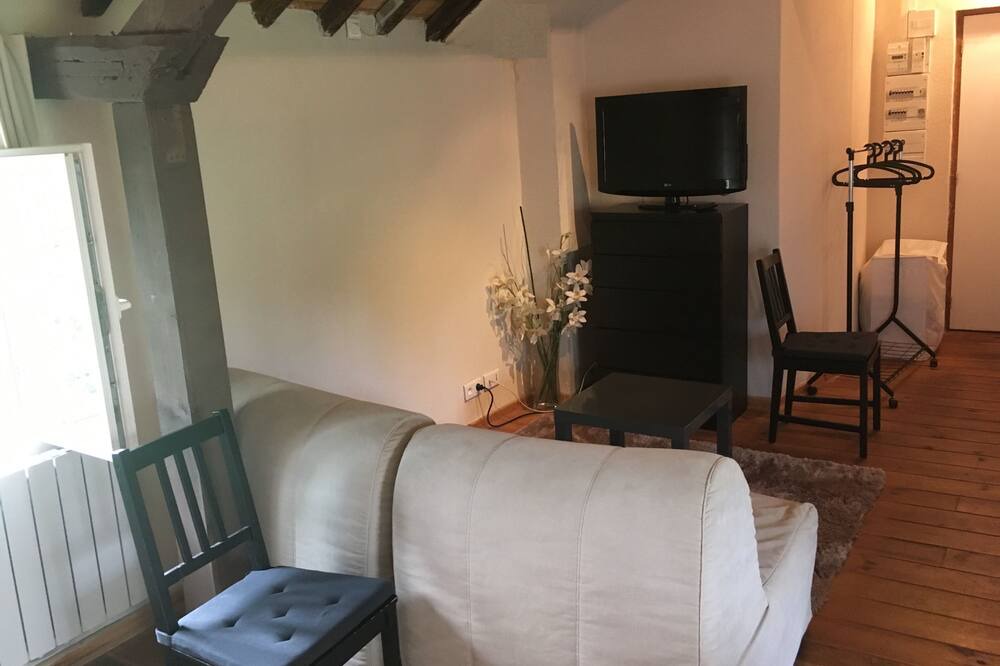Photo of Livingroom in Thiveral-Grignon