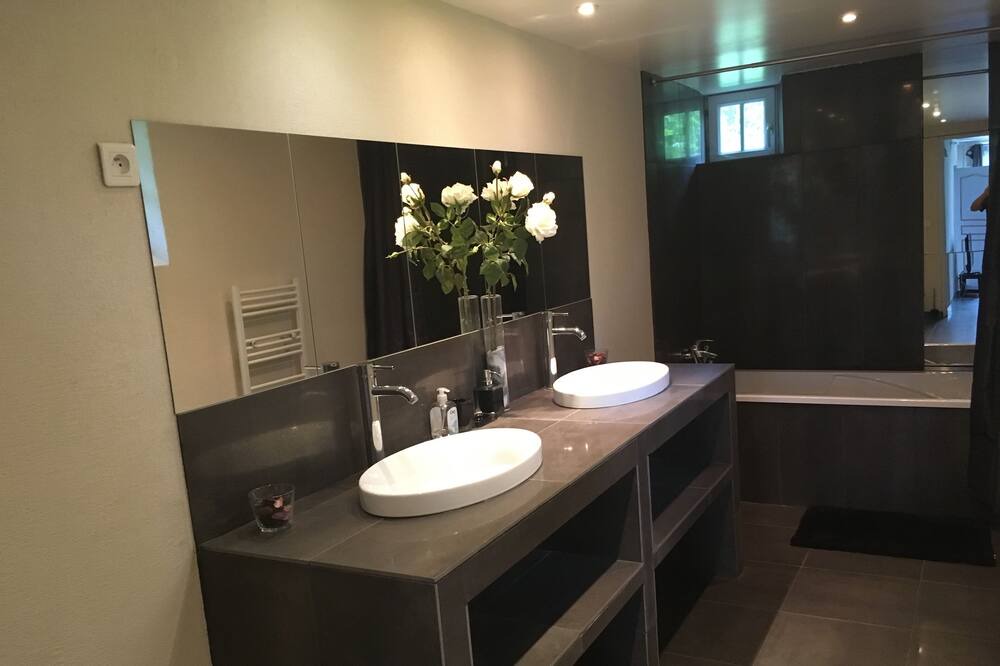Photo of Bathroom in Thiveral-Grignon