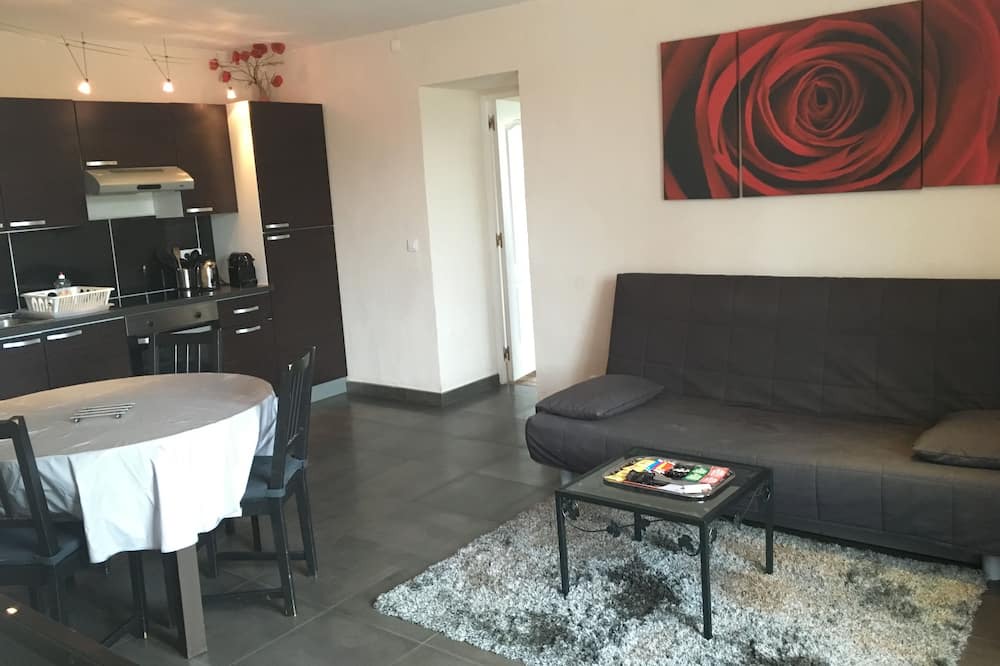 Photo of Livingroom in Thiveral-Grignon