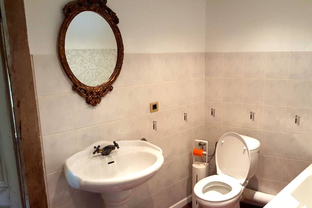 Photo of Bathroom in Humieres
