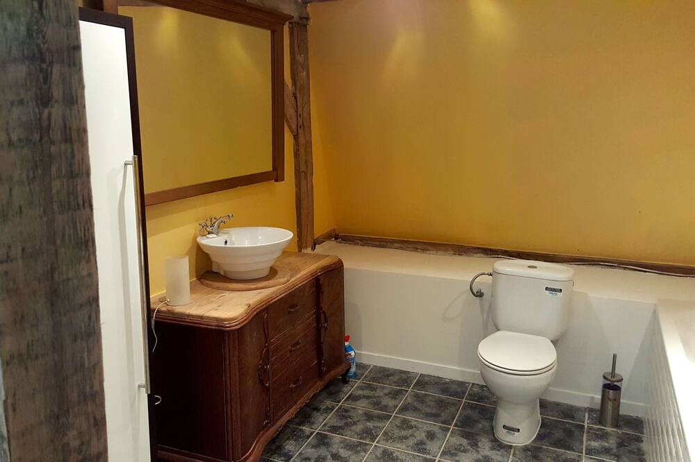Photo of Bathroom in Humieres