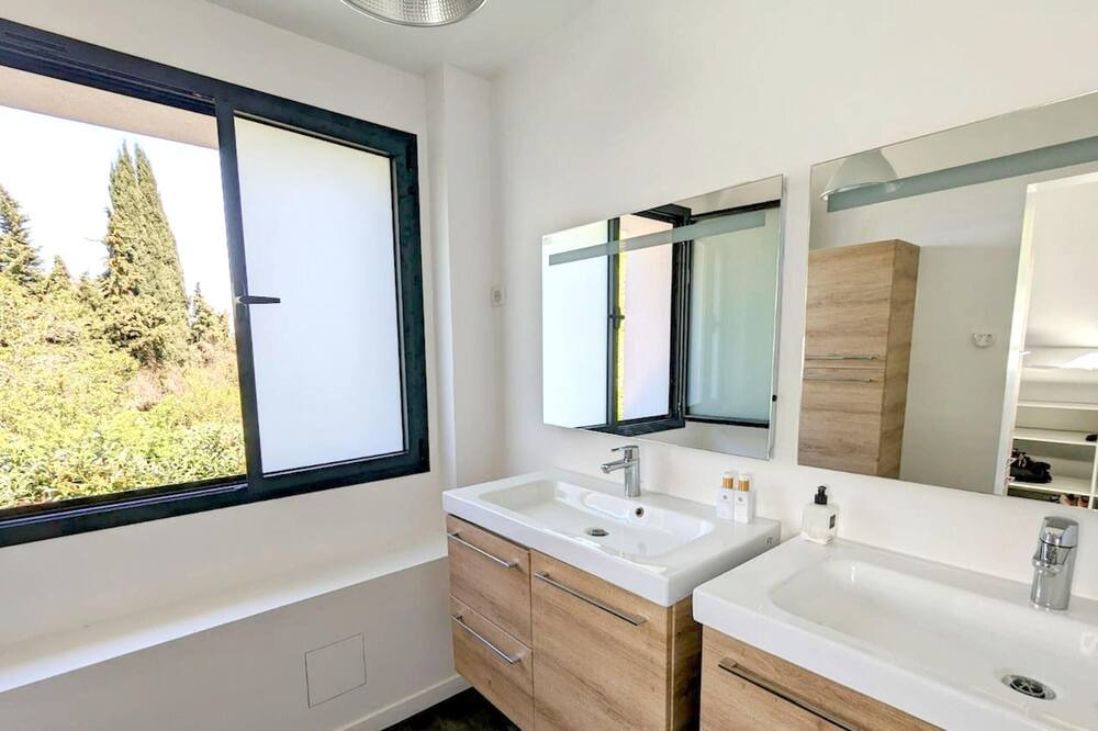 Photo of Bathroom in Parmain