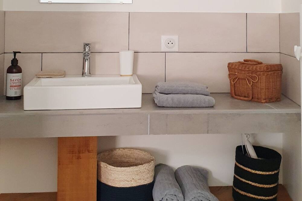Photo of Bathroom in Coulanges-la-Vineuse