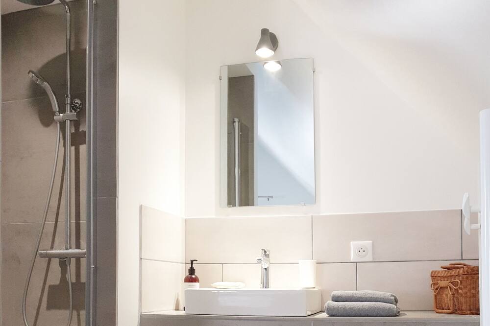 Photo of Bathroom in Coulanges-la-Vineuse