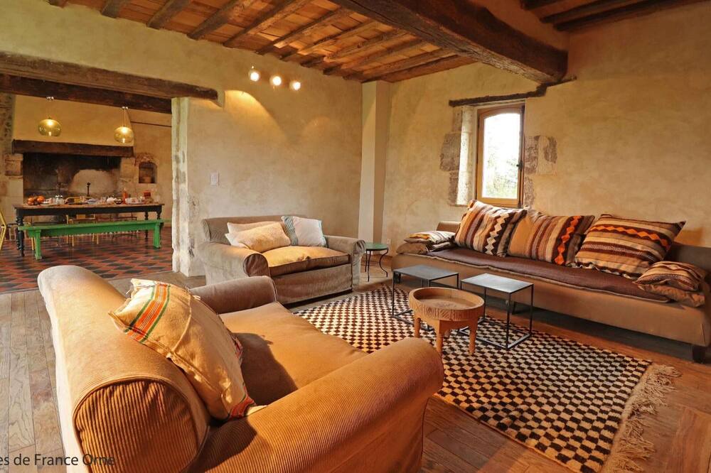 Photo of Livingroom in Comblot