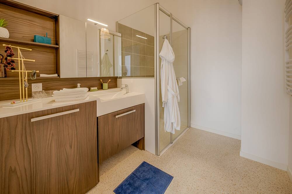 Photo of Bathroom in Fives