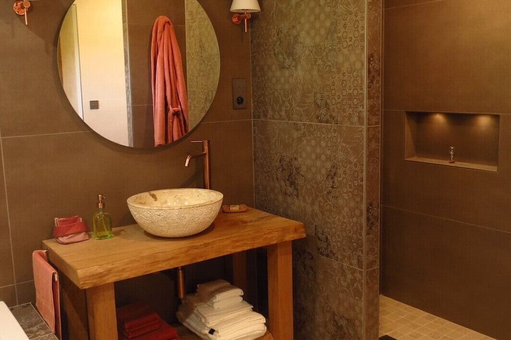Photo of Bathroom in Clermont-Creans
