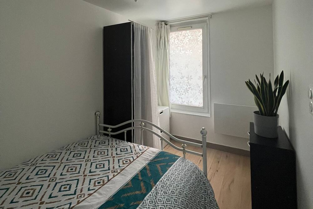 Photo of Bedroom in Lens