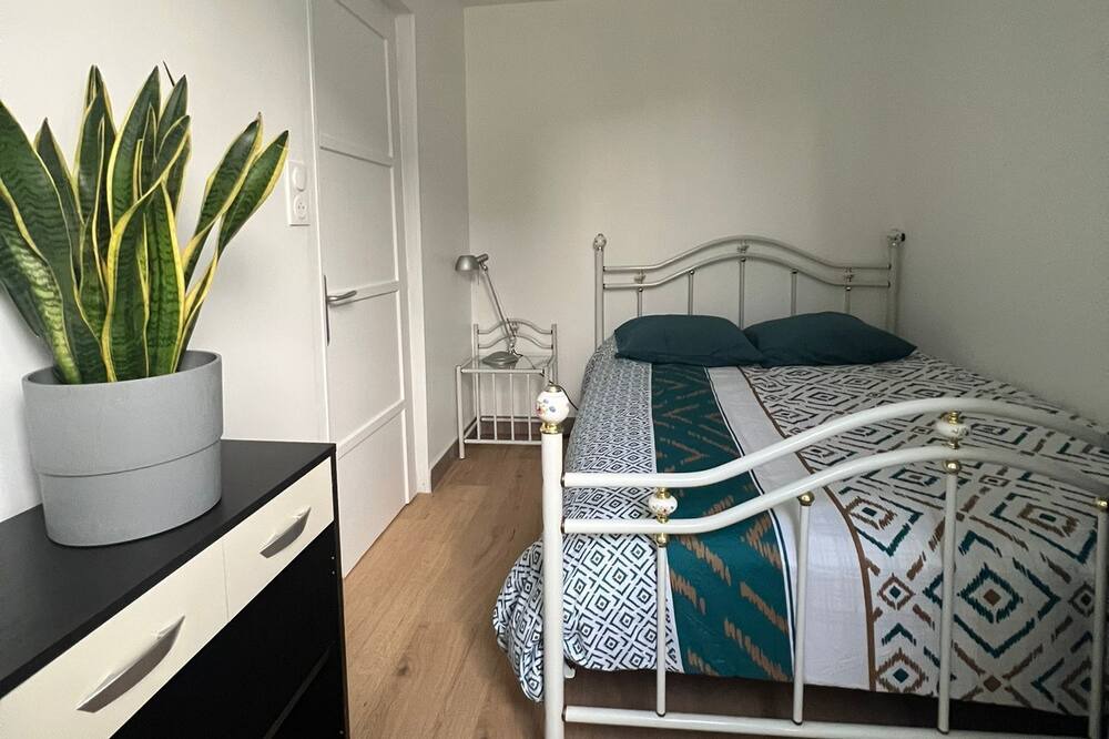 Photo of Bedroom in Lens