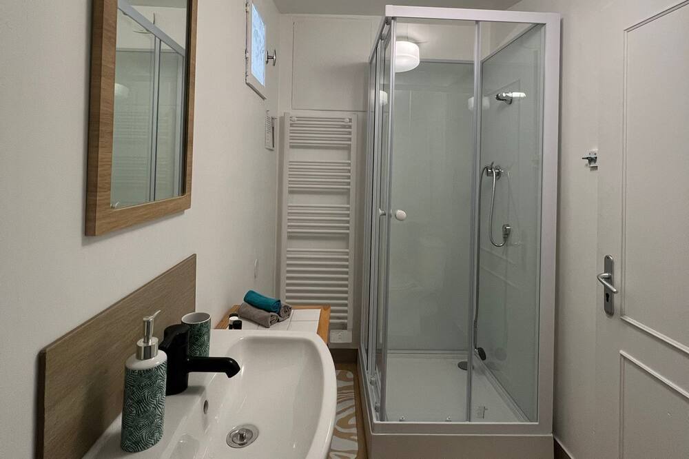 Photo of Bathroom in Lens