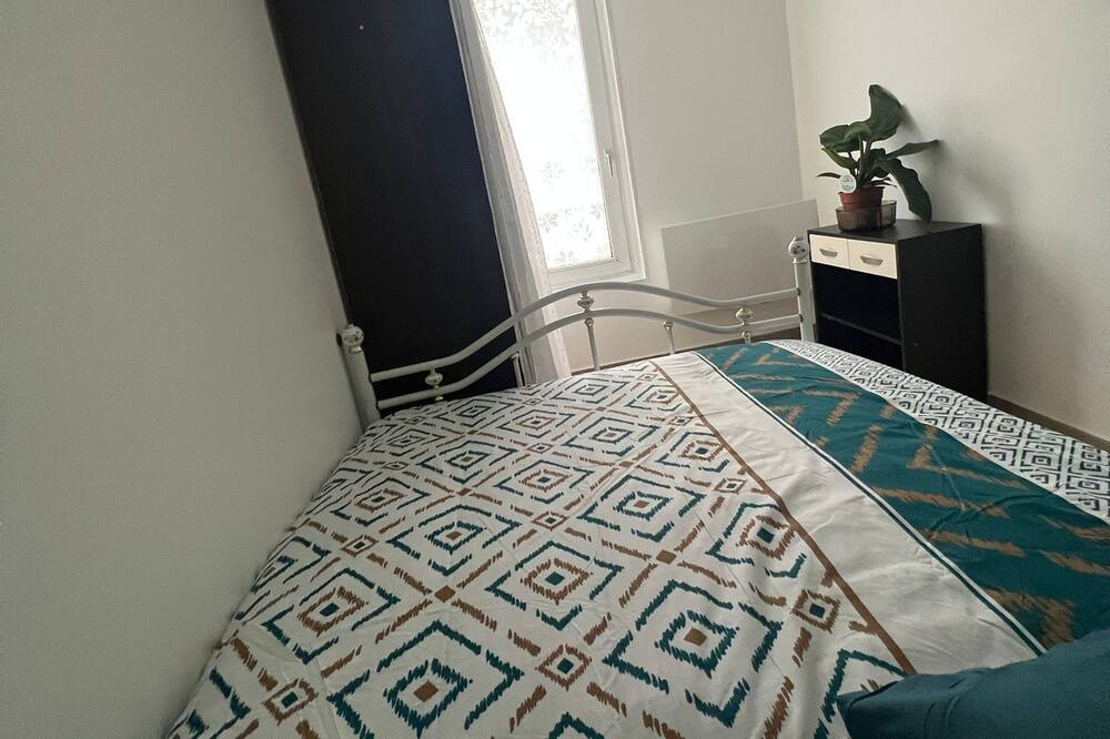 Photo of Bedroom in Lens