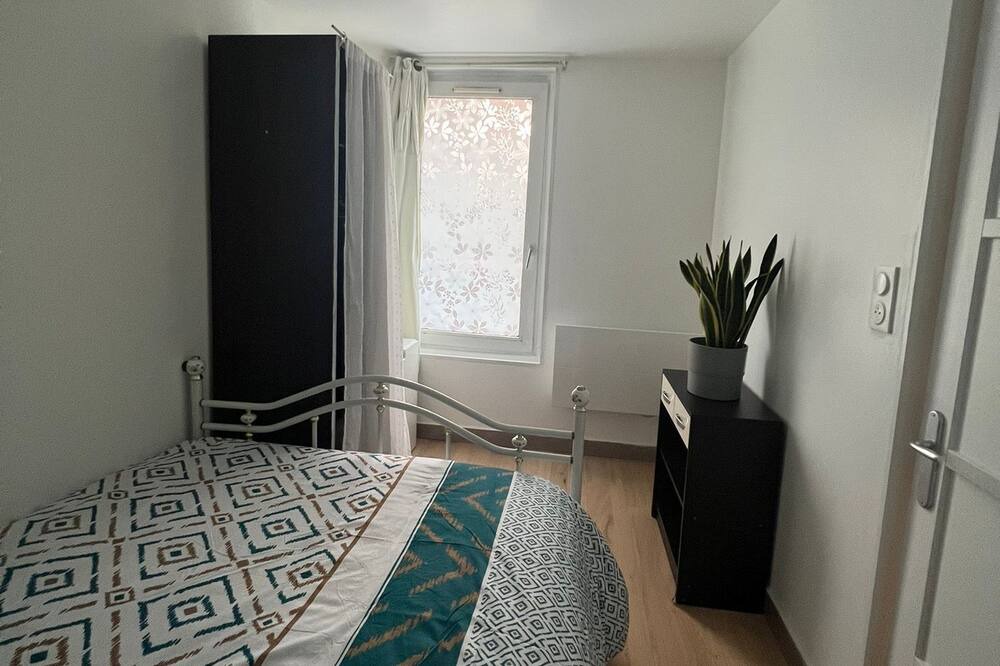 Photo of Bedroom in Lens
