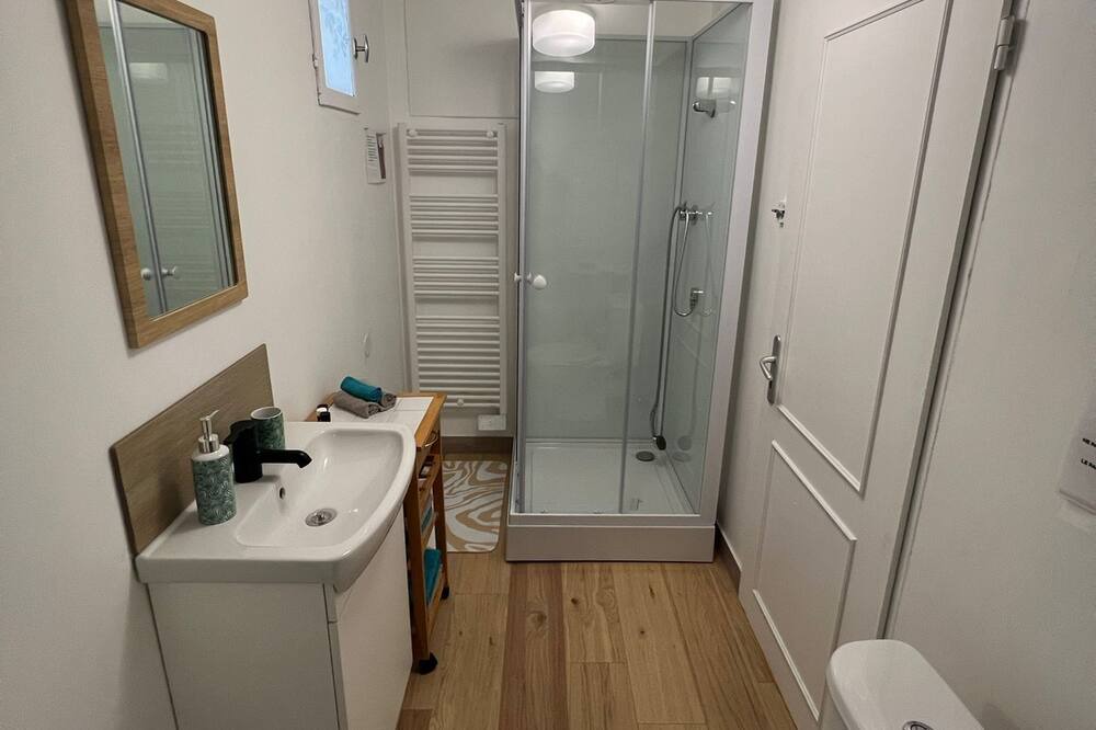 Photo of Bathroom in Lens