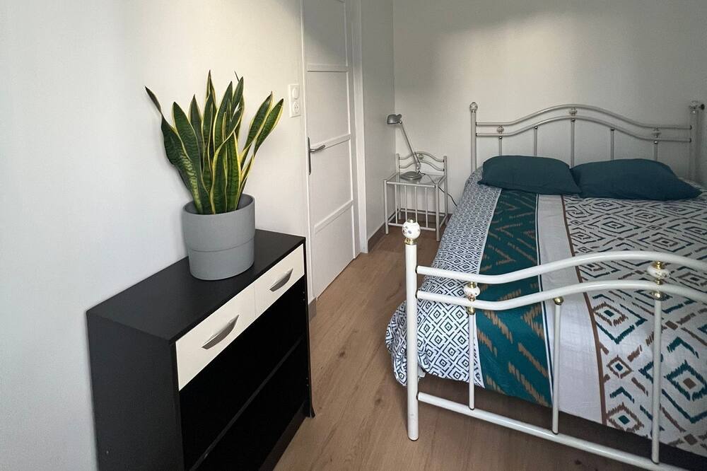 Photo of Bedroom in Lens