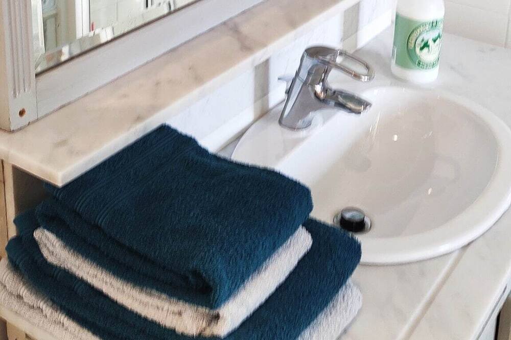 Photo of Bathroom in Saint-Quentin-en-Tourmont
