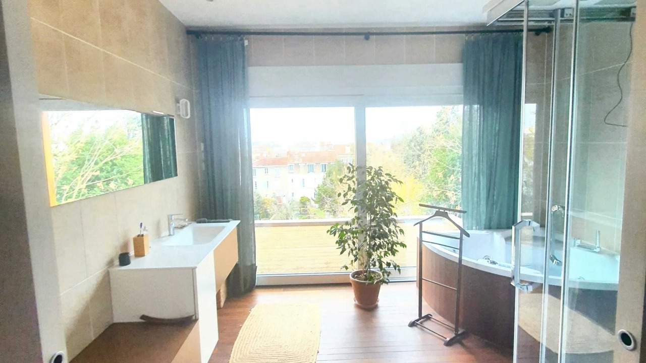 Photo of Bathroom in Villeneuve-Saint-Georges