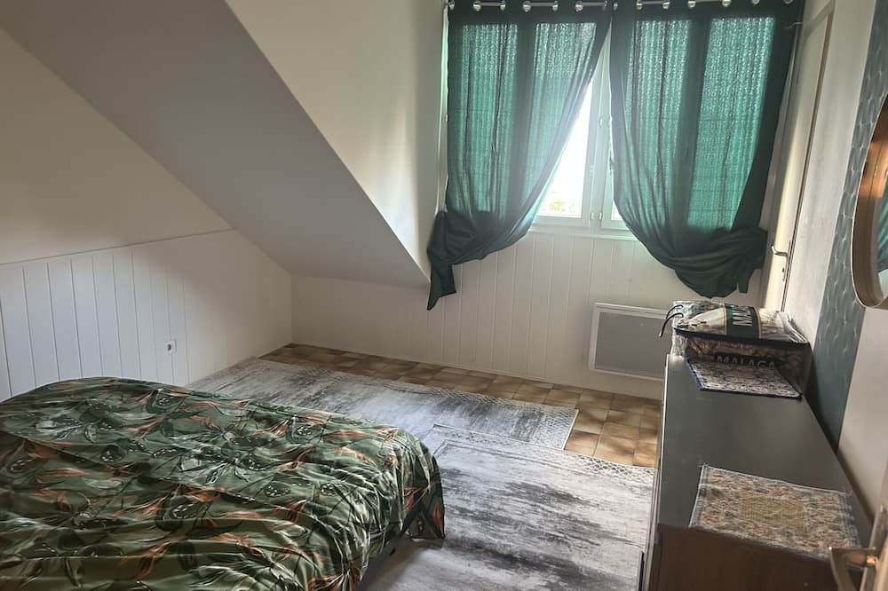 Photo of Bedroom in Stains