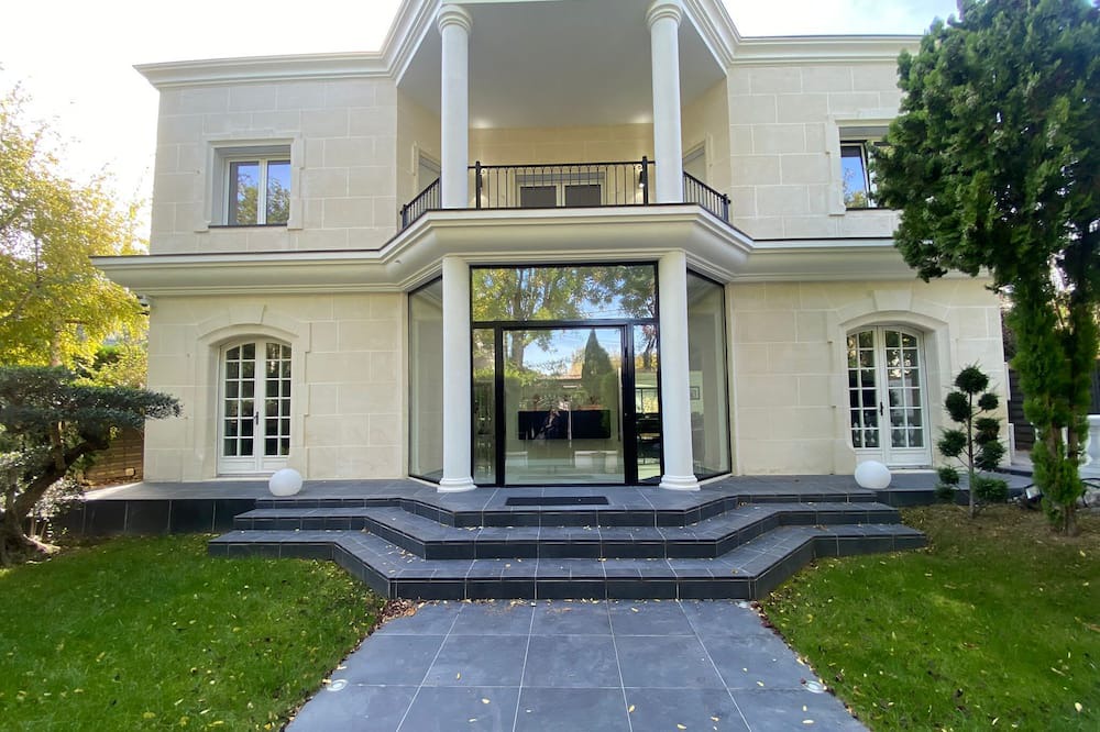 Photo of Outdoor in La Varenne Saint-Hilaire