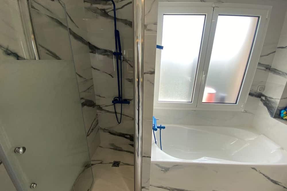Photo of Bathroom in La Varenne Saint-Hilaire