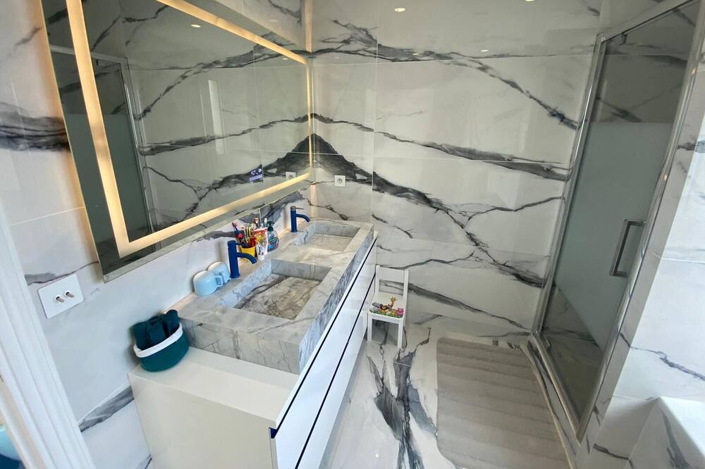 Photo of Bathroom in La Varenne Saint-Hilaire