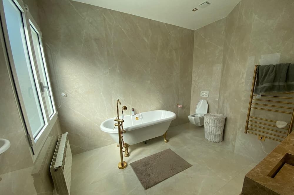 Photo of Bathroom in La Varenne Saint-Hilaire