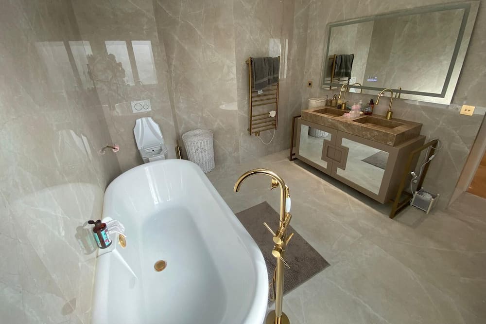 Photo of Bathroom in La Varenne Saint-Hilaire