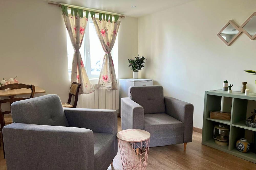 Photo of Livingroom in Stains