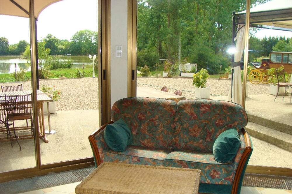 Photo of Livingroom in Courtenay