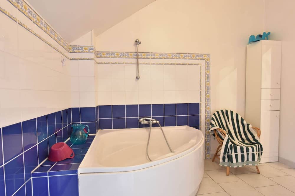 Photo of Bathroom in Englancourt