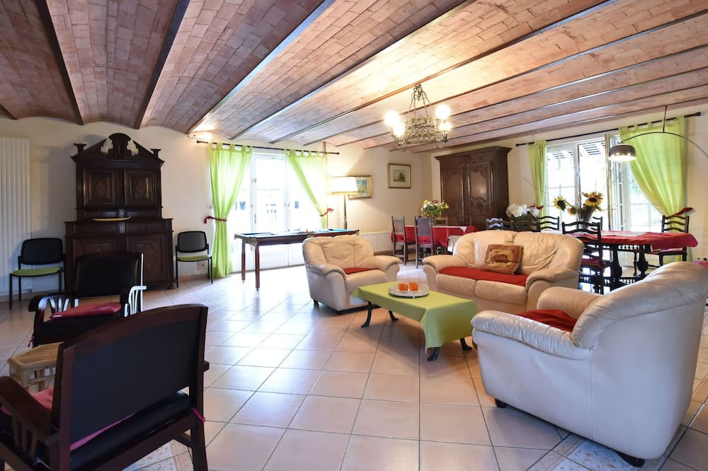 Photo of Livingroom in Englancourt