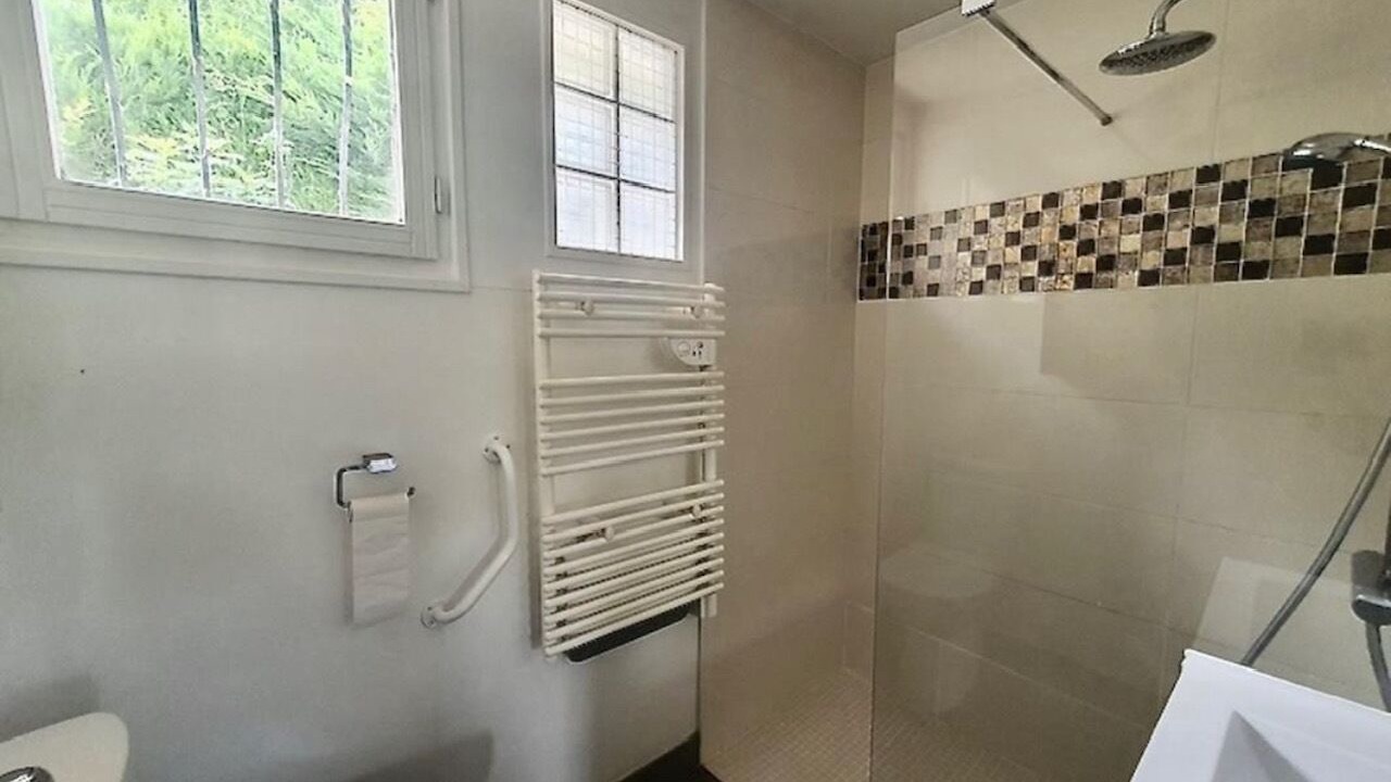 Photo of Bathroom in Buc