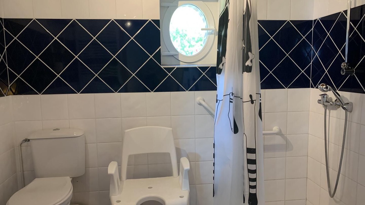 Photo of Bathroom in Saint-Vaast-Dieppedalle