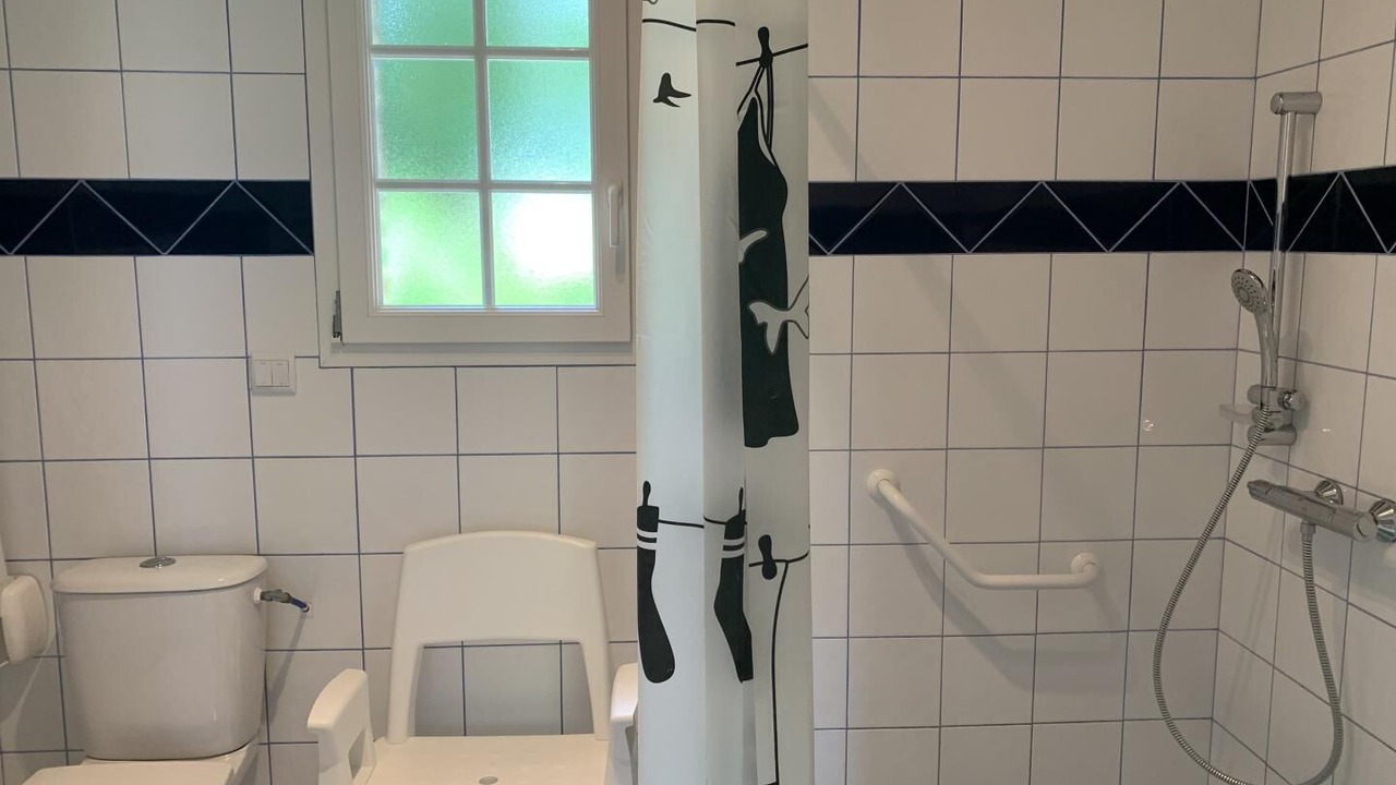 Photo of Bathroom in Saint-Vaast-Dieppedalle
