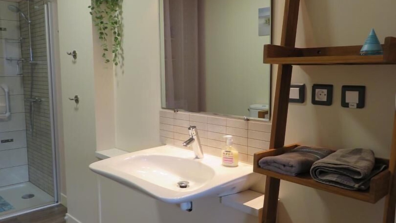 Photo of Bathroom in Arelaune-en-Seine