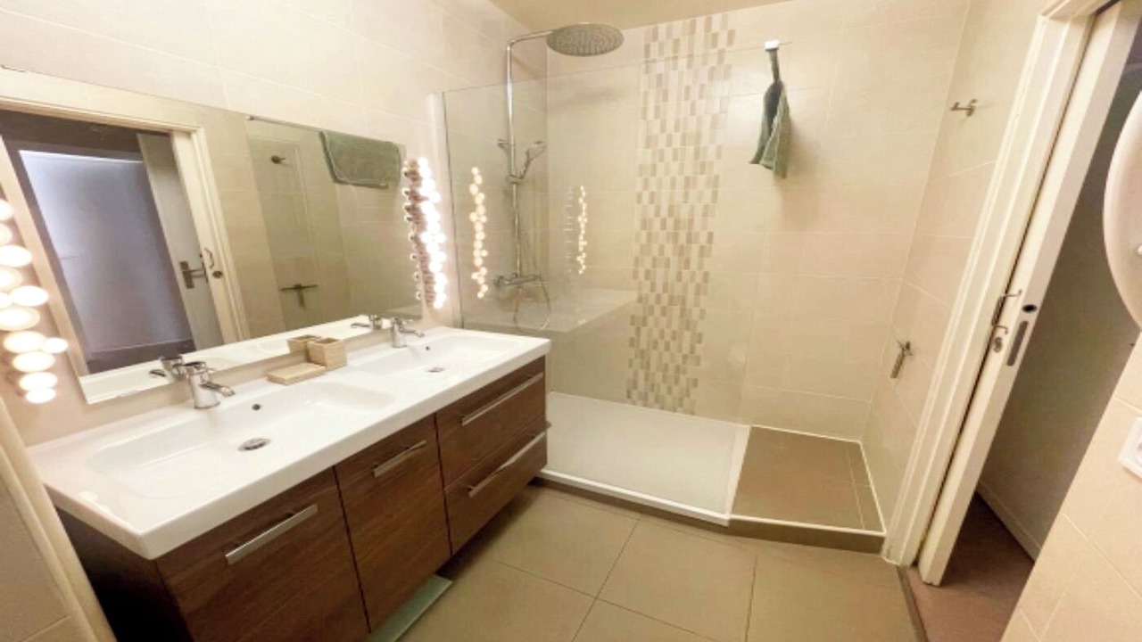 Photo of Bathroom in Notre-Dame-des-Champs