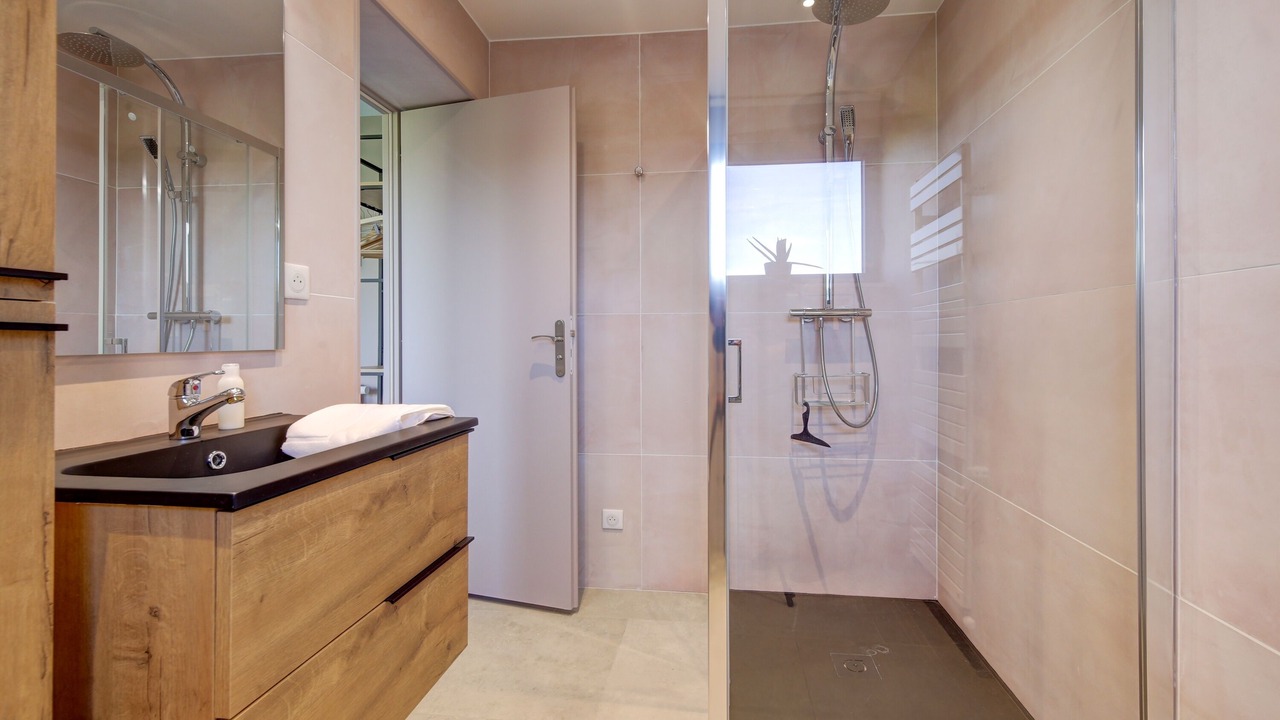 Photo of Bathroom in Boue