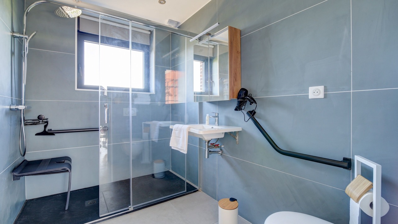 Photo of Bathroom in Boue