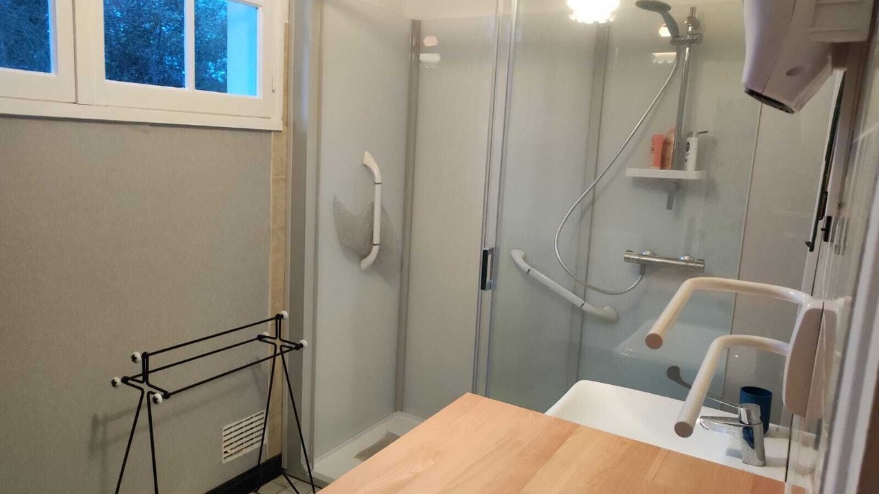 Photo of Bathroom in Cahon