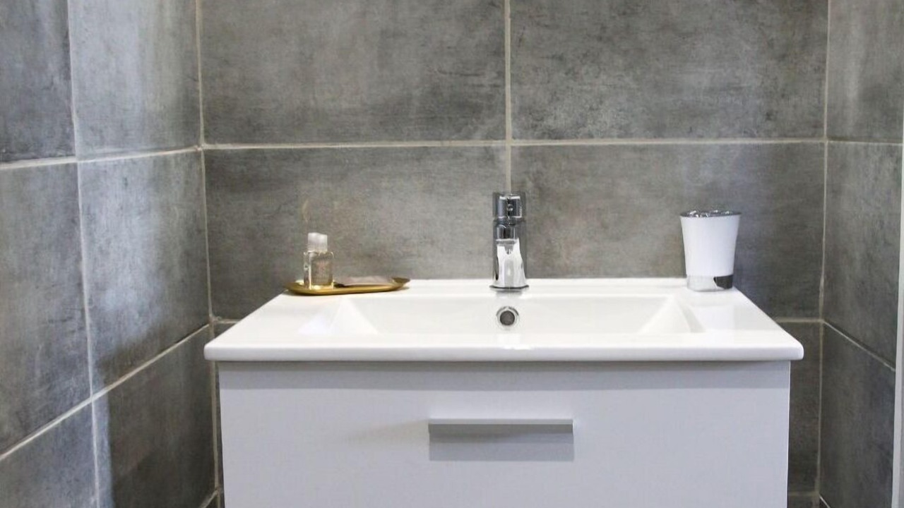 Photo of Bathroom in Lens