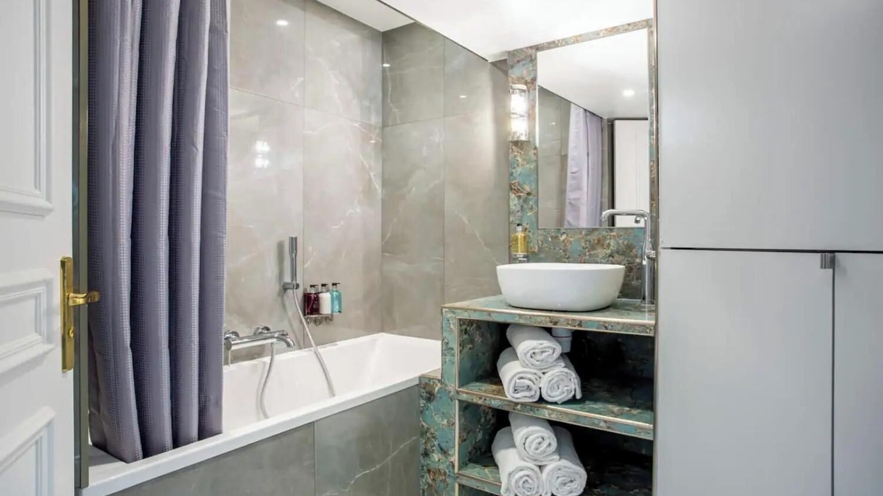 Photo of Bathroom in Quartier du Mail
