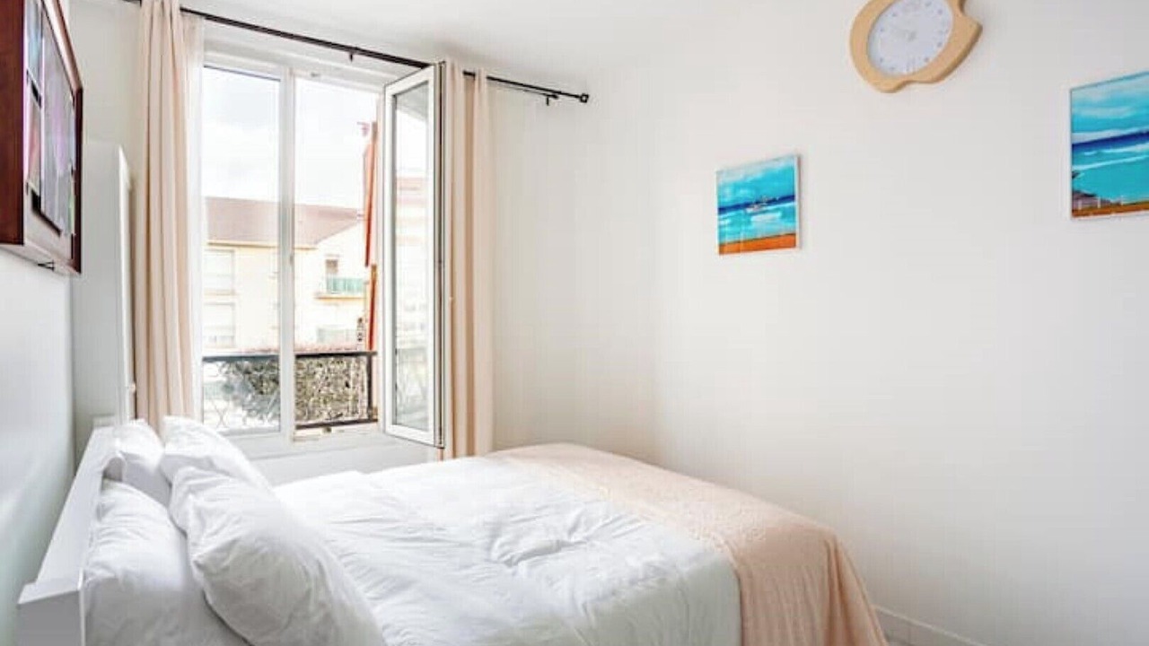Photo of Bedroom in Stains