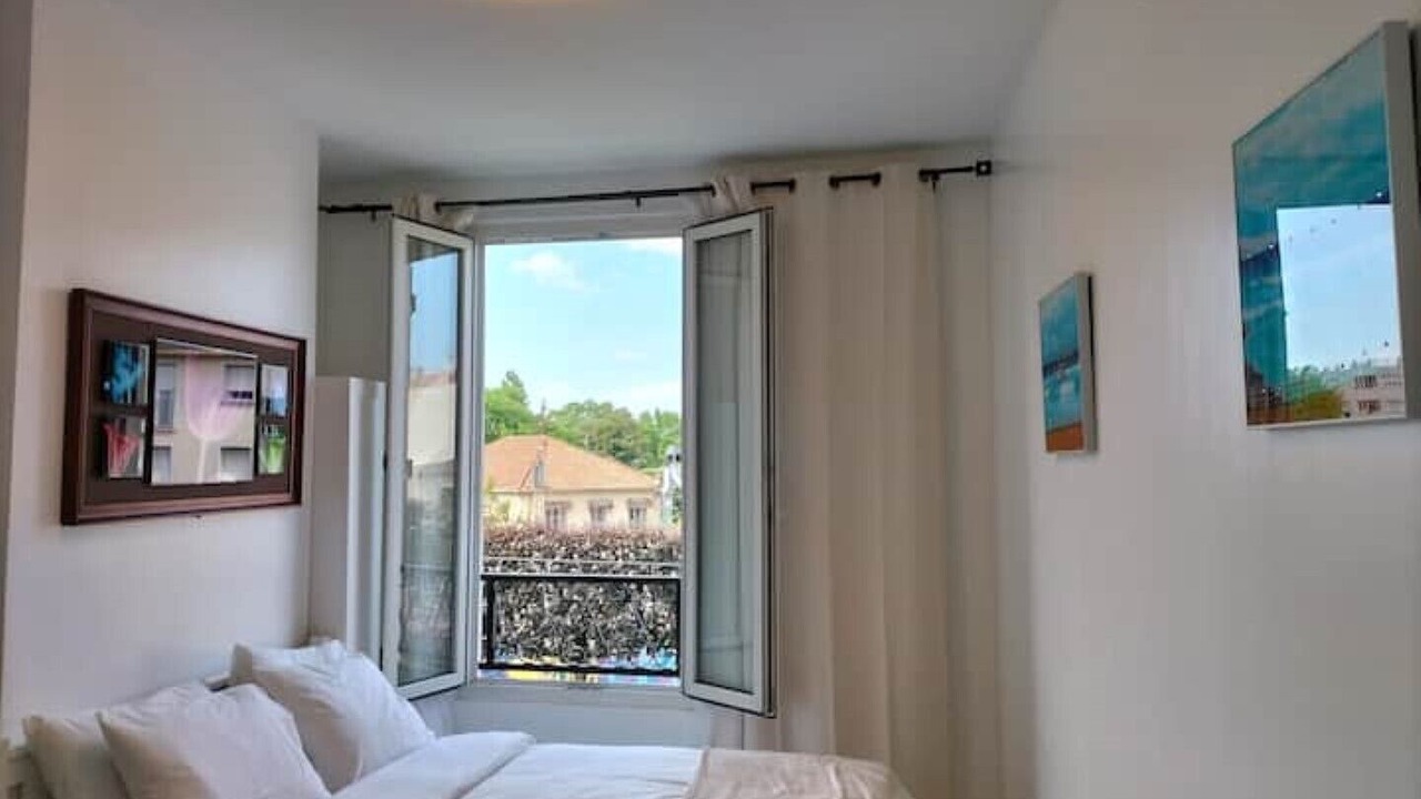 Photo of Bedroom in Stains