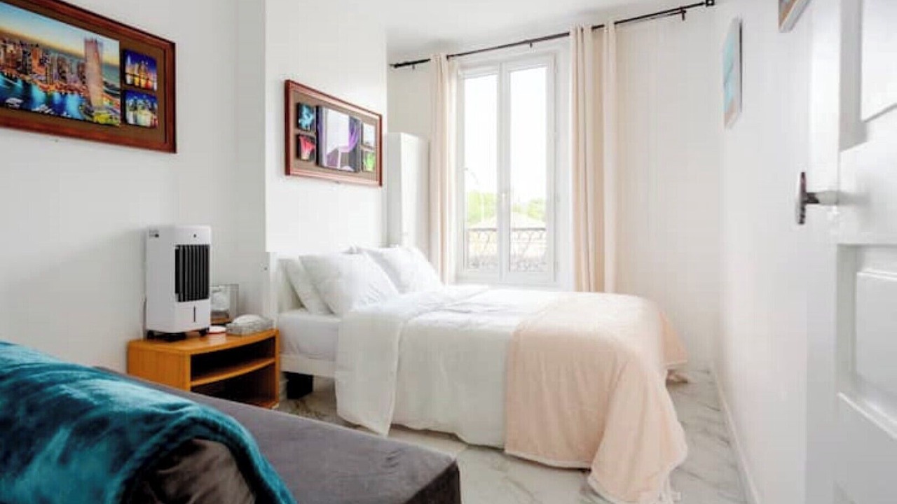 Photo of Bedroom in Stains