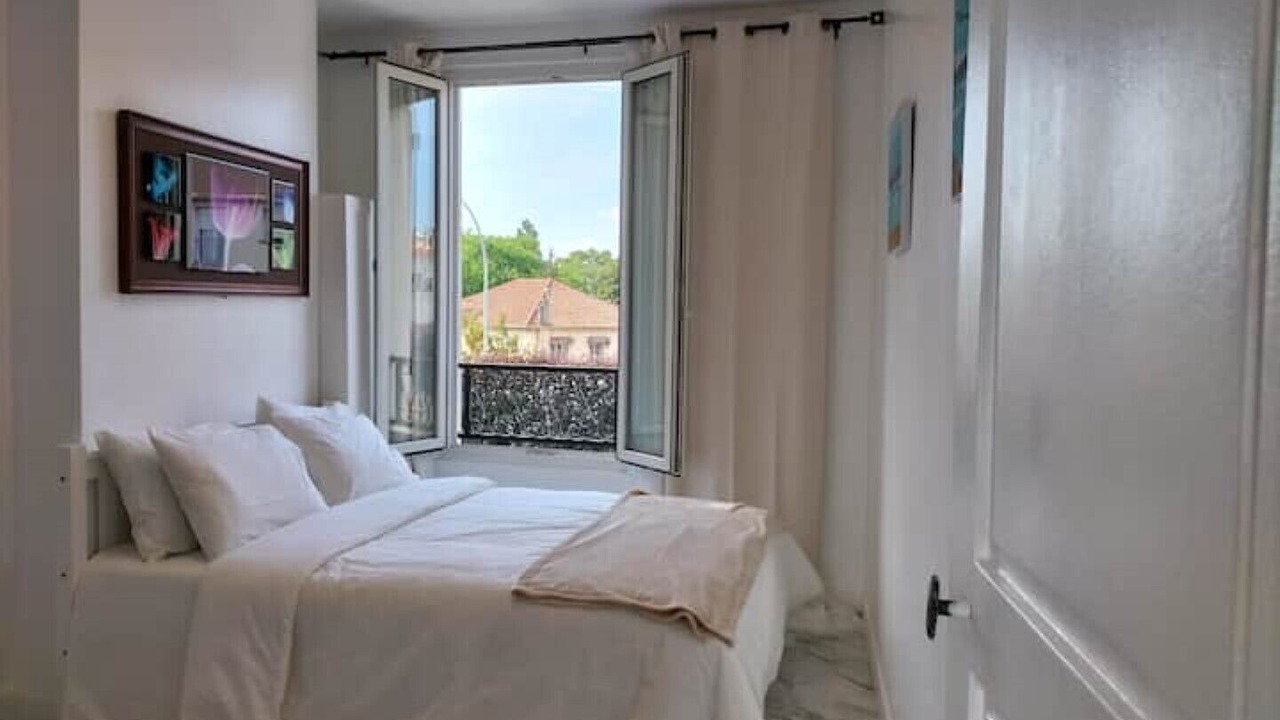 Photo of Bedroom in Stains