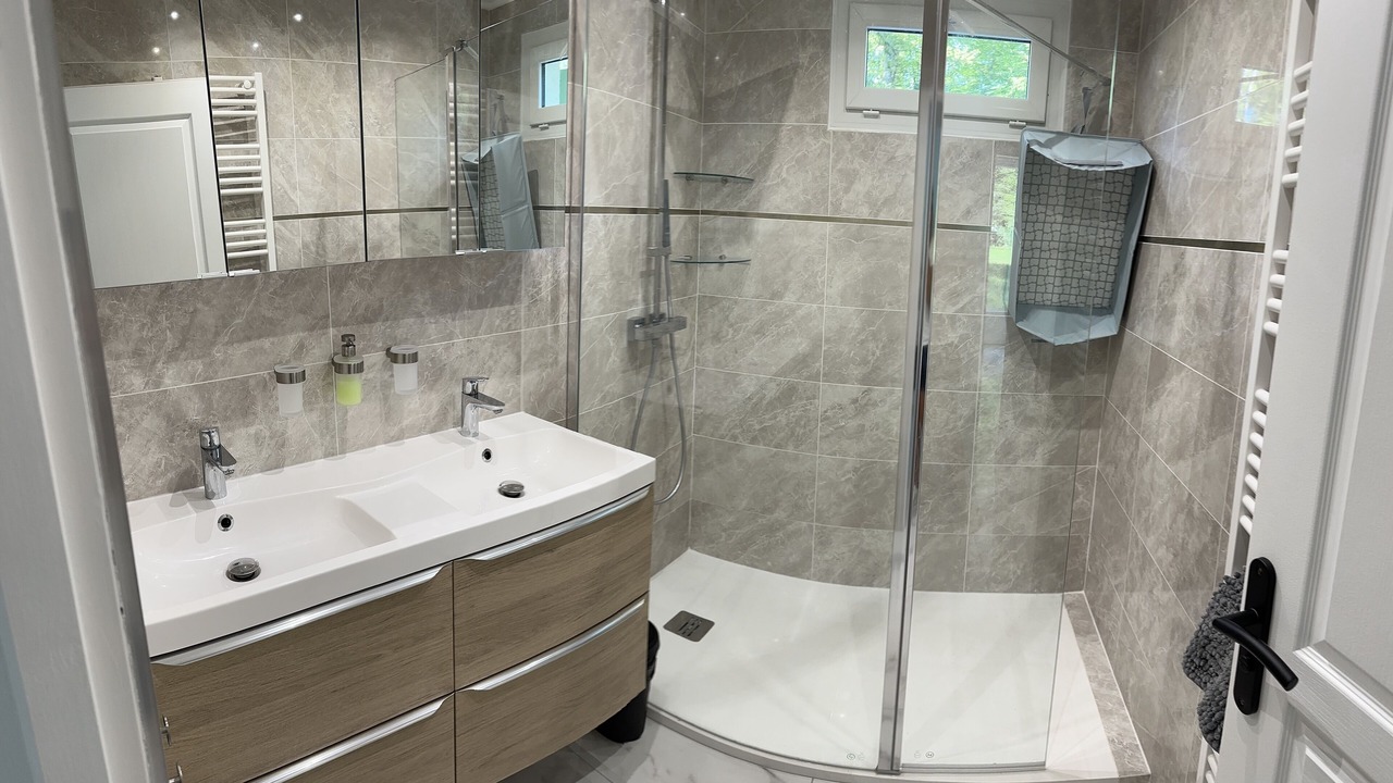 Photo of Bathroom in Saint-Fargeau